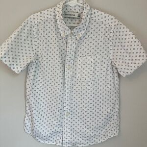 Abercrombie Kids Linen-Blend Icon Shirt – Size 5/6 – White with Dark Grey Design